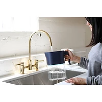 Pichet autonettoyant à filtre UV de 1,9 l (8 tasses) PureVis de LARQ - Bleu Monaco