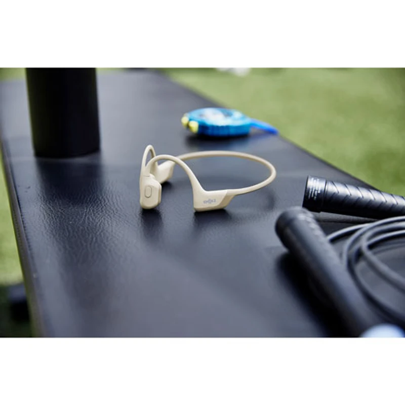 Écouteurs Bluetooth oreilles libres à conduction osseuse OpenRun Pro de Shokz - Beige