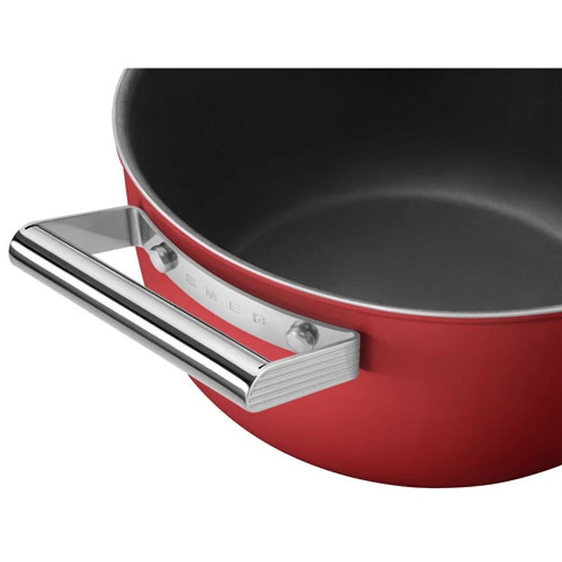 Casserole de 9,5 po en aluminium avec couvercle en verre de Smeg - Rouge mat
