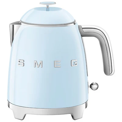 Bouilloire électrique miniature de la gamme Années 50 de Smeg - 0,8 l - Bleu pastel