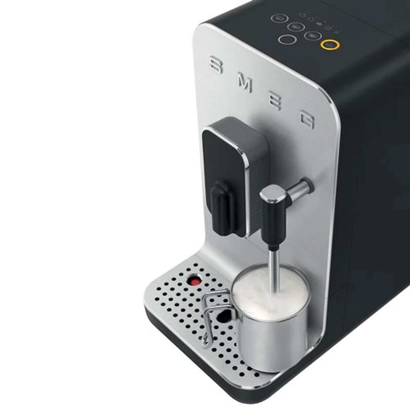 Machine à espresso automatique de Smeg avec mousseur à lait - Noir mat