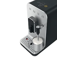 Machine à espresso automatique de Smeg avec mousseur à lait - Noir mat