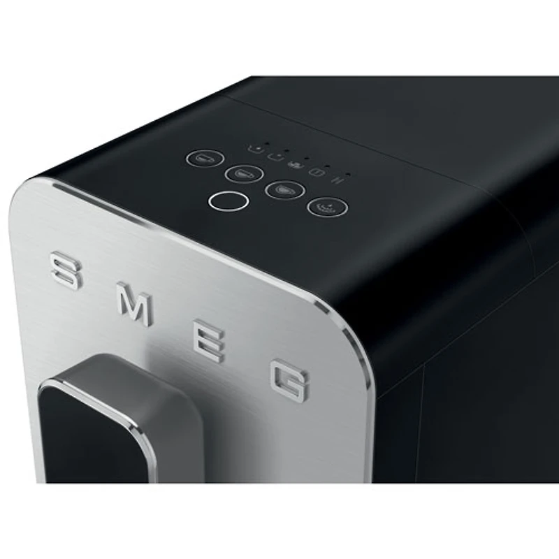 Machine à espresso automatique de Smeg avec mousseur à lait - Noir mat