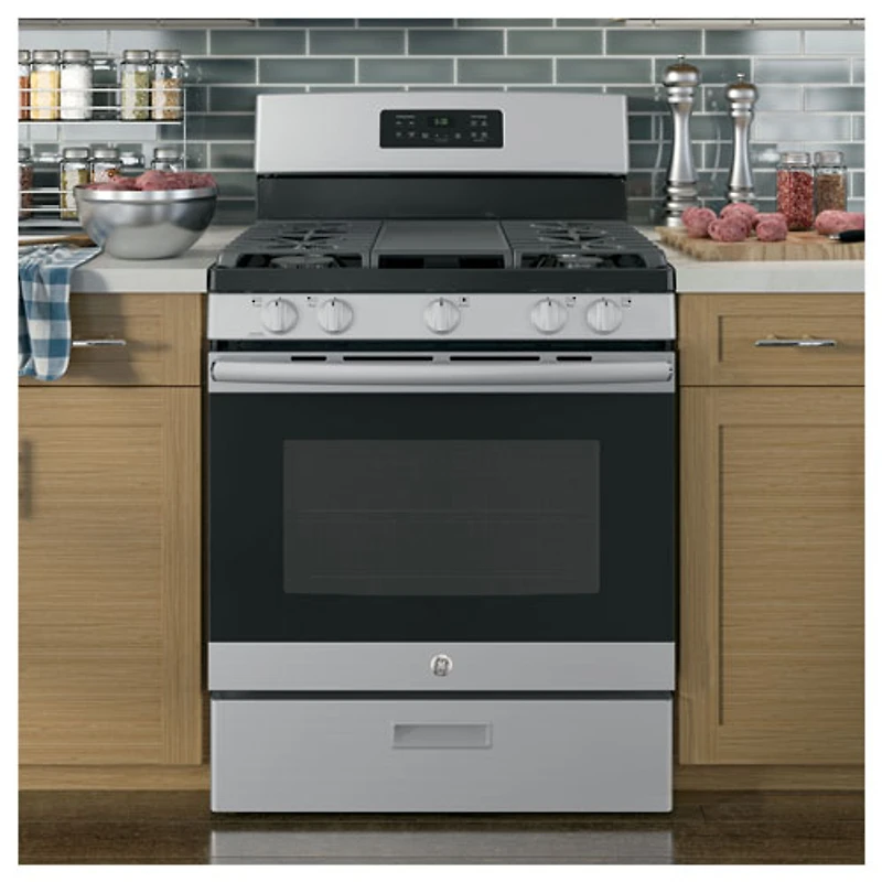Cuisinière au gaz autonome à 5 brûleurs 5,0 pi³ 30 po de GE (JCGBS66SEKSS) - Acier inoxydable