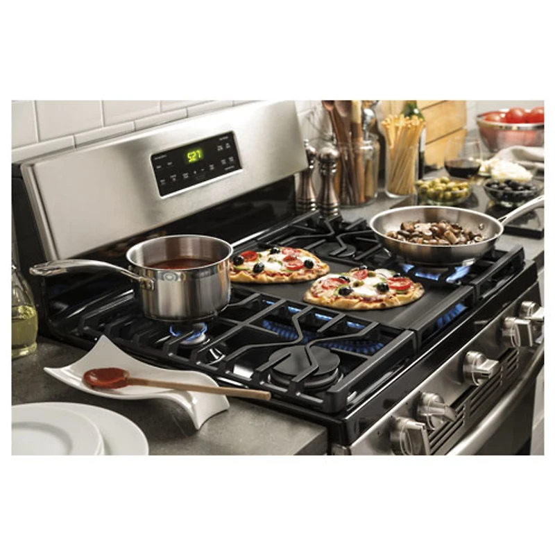 Cuisinière au gaz autonome à 5 brûleurs 5,0 pi³ 30 po de GE (JCGBS66SEKSS) - Acier inoxydable