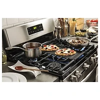 Cuisinière au gaz autonome à 5 brûleurs 5,0 pi³ 30 po de GE (JCGBS66SEKSS) - Acier inoxydable