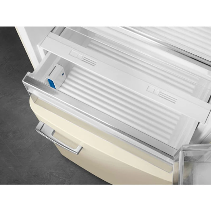 Réfrigérateur à congélateur inférieur 18 pi³ 28 po à distributeur de glaçons Années 50 de Smeg (FAB38URCR) - Crème