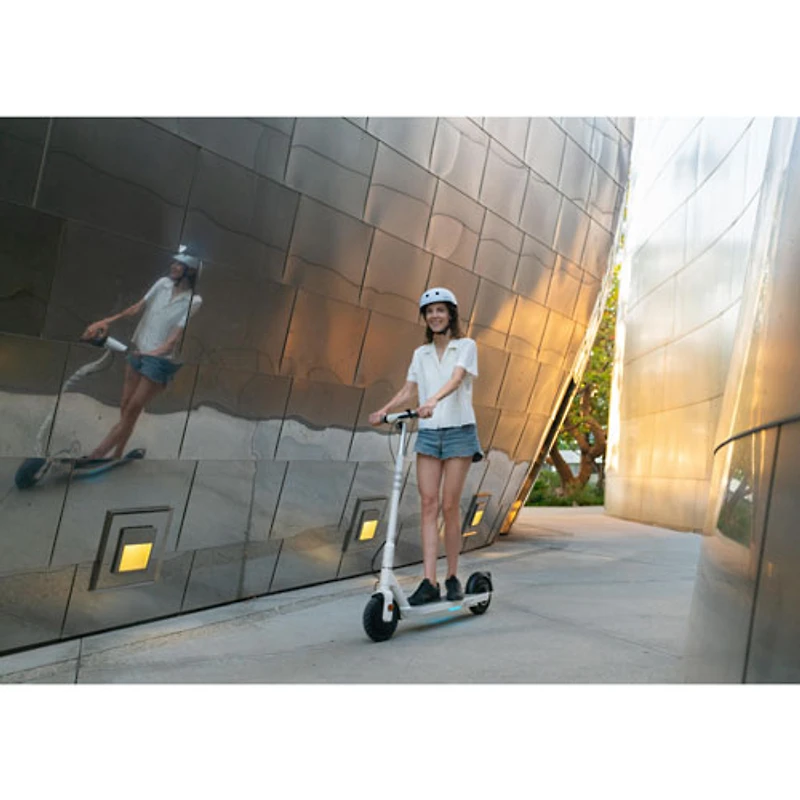 Trottinette électrique pour adulte Neon ES20 d'OKAI (moteur 300 W/autonomie 40 km/vitesse max. 25 km/h) - Blanc