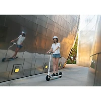 Trottinette électrique pour adulte Neon ES20 d'OKAI (moteur 300 W/autonomie 40 km/vitesse max. 25 km/h) - Blanc