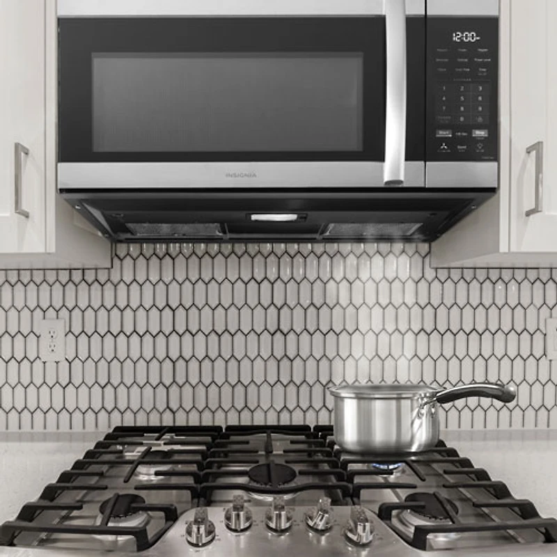 Four à micro-ondes à hotte intégrée d'Insignia - 1,7 pi³ - Acier inoxydable - Exclusivité Best Buy