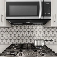 Four à micro-ondes à hotte intégrée d'Insignia - 1,7 pi³ - Acier inoxydable - Exclusivité Best Buy
