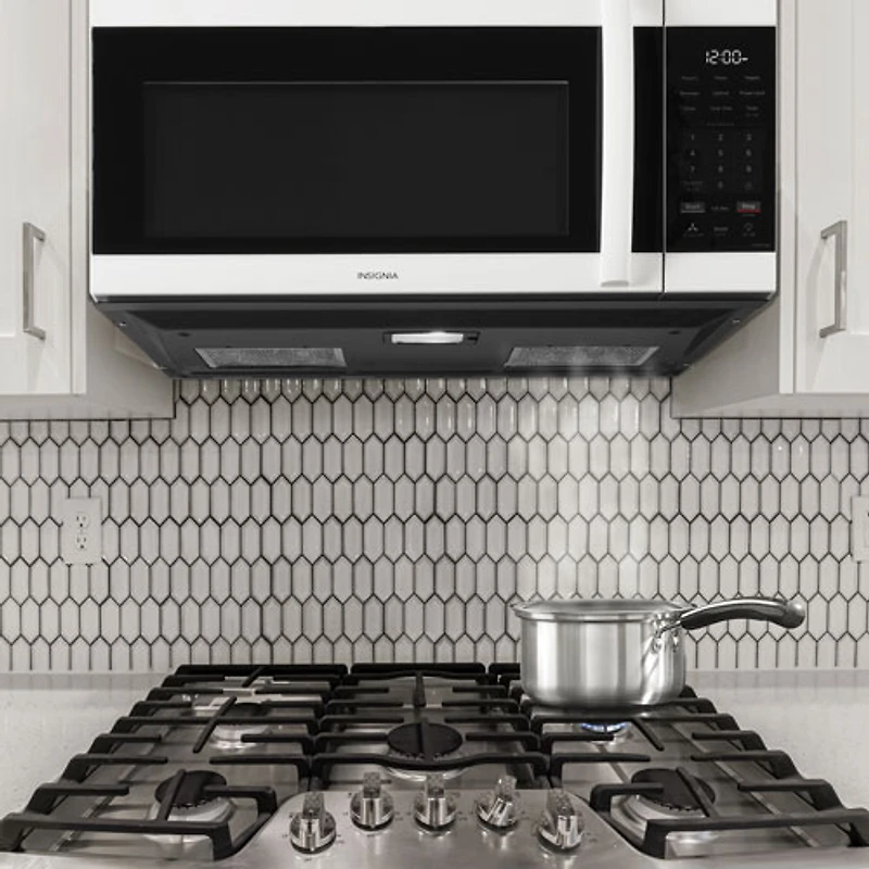 Four à micro-ondes à hotte intégrée d'Insignia - 1,7 pi³ - Blanc - Exclusivité Best Buy