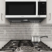 Four à micro-ondes à hotte intégrée d'Insignia - 1,7 pi³ - Blanc - Exclusivité Best Buy