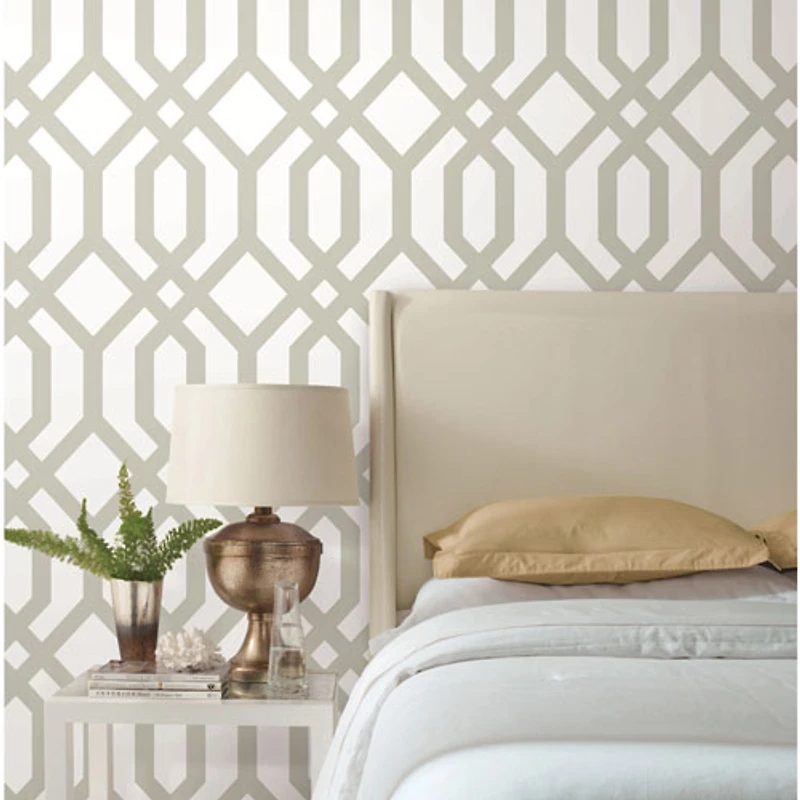 Papier peint autocollant avec motif de treillis d'abri de jardin de RoomMates - Beige