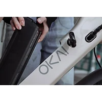 Vélo de ville électrique à cadre bas de 500 W Stride d'OKAI avec autonomie maximale de 64 km - Sable du désert