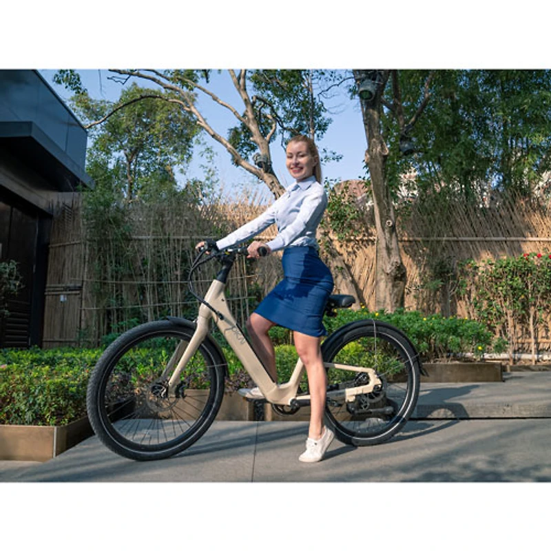 Vélo de ville électrique à cadre bas de 500 W Stride d'OKAI avec autonomie maximale de 64 km - Sable du désert