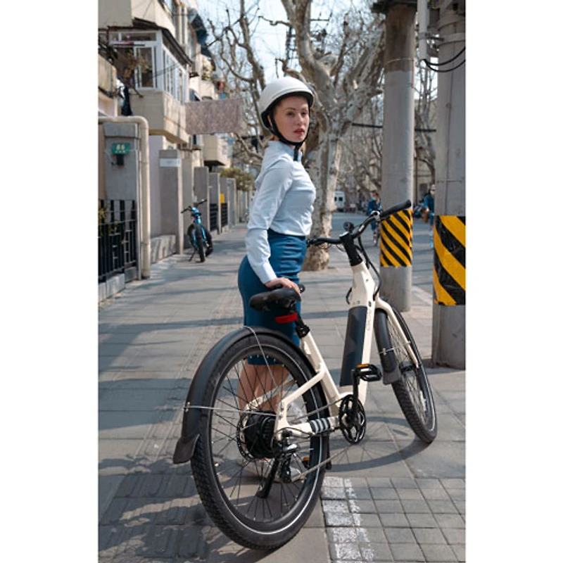 Vélo de ville électrique à cadre bas de 500 W Stride d'OKAI avec autonomie maximale de 64 km - Sable du désert