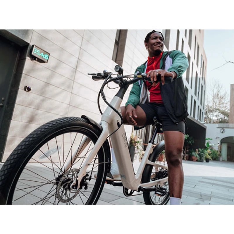 Vélo de ville électrique à cadre bas de 500 W Stride d'OKAI avec autonomie maximale de 64 km - Sable du désert