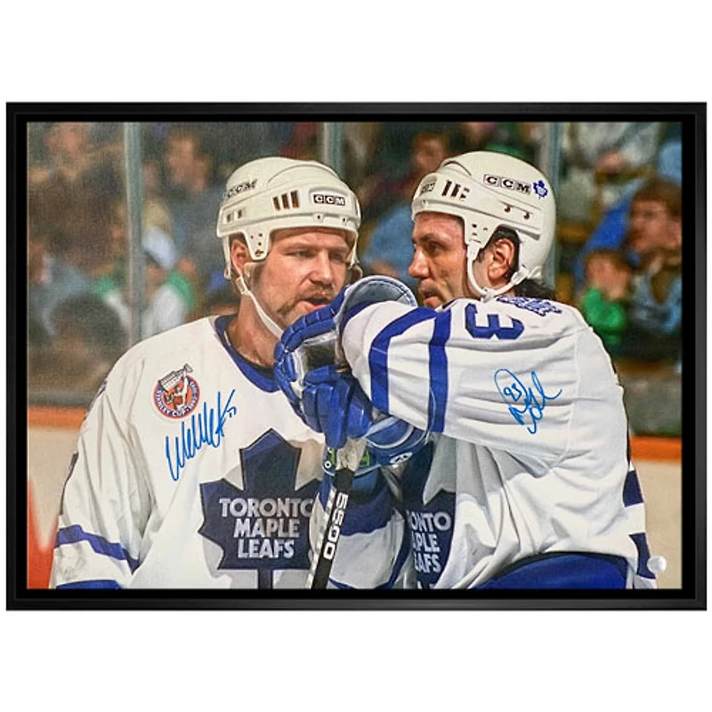 Photo encadrée autographiée de Doug Gilmour et Wendel Clark des Maple Leafs de Toronto de Frameworth (20 x 29 po)