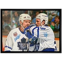 Photo encadrée autographiée de Doug Gilmour et Wendel Clark des Maple Leafs de Toronto de Frameworth (20 x 29 po)