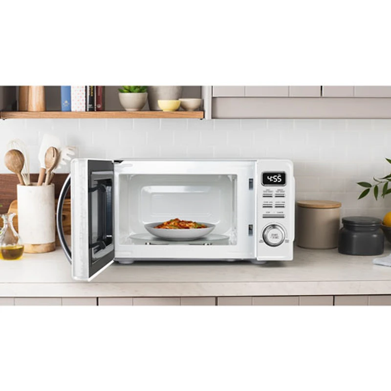 Four à micro-ondes Retro 0,7 pi³ de Galanz (GLCMKZ07WER07) - Blanc lait frappé