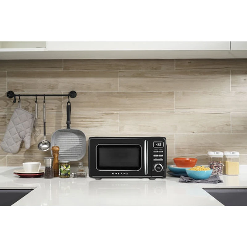 Four à micro-ondes Retro 0,7 pi³ de Galanz (GLCMKZ07BKR07) - Vinyle noir