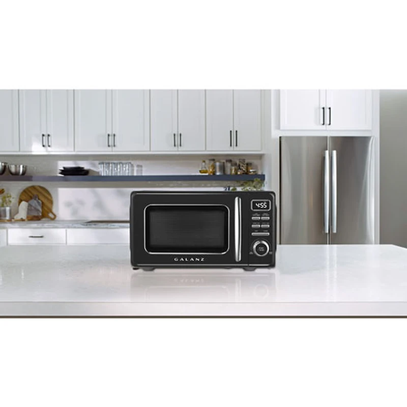 Four à micro-ondes Retro 0,7 pi³ de Galanz (GLCMKZ07BKR07) - Vinyle noir