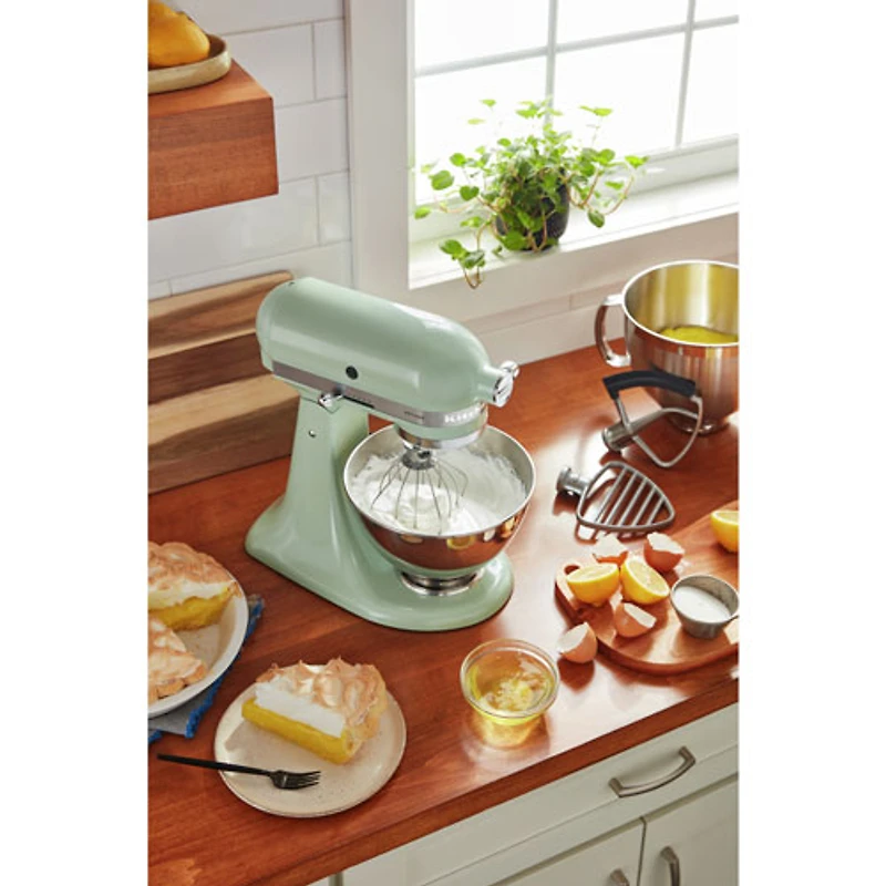 Batteur sur socle à tête inclinable Artisan de KitchenAid avec ensemble d'accessoires de qualité supérieure - 5 pte - 325 W