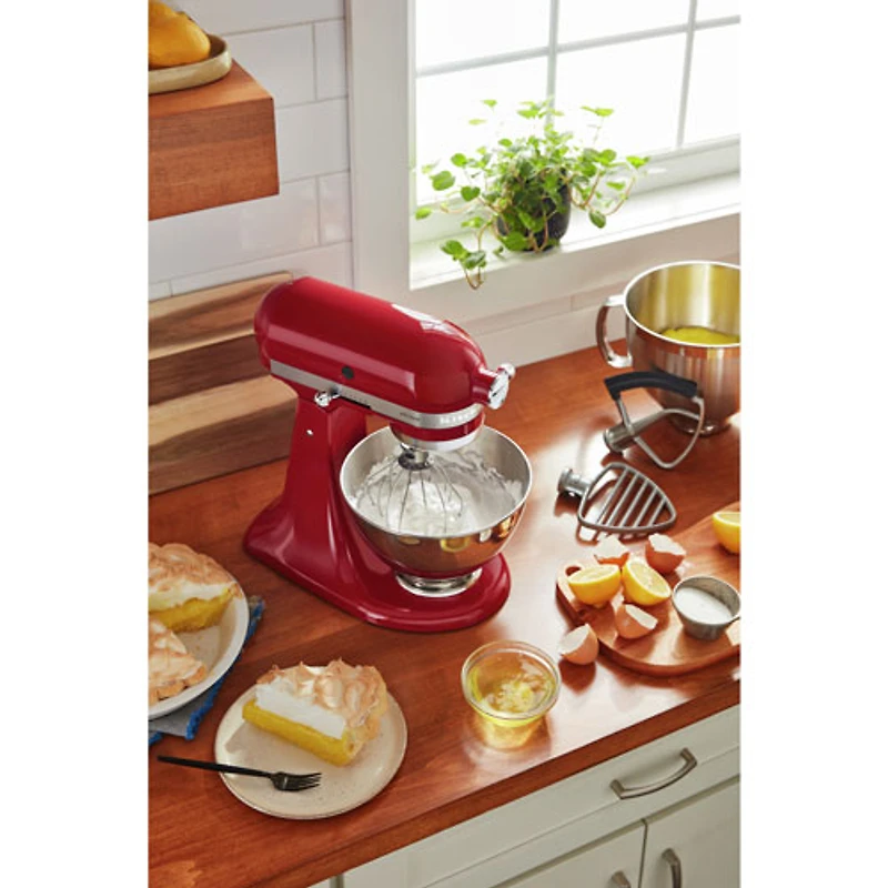 Batteur sur socle à tête inclinable Artisan de KitchenAid avec ensemble d'accessoires de qualité supérieure - 5 pte - 325 W - Rouge empire