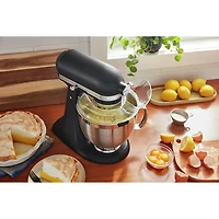 Batteur sur socle à tête inclinable Artisan de KitchenAid avec ensemble d'accessoires de qualité supérieure - 5 pte - 325 W - Noir mat