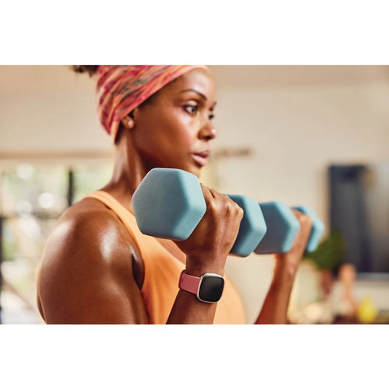 Montre intelligente Versa 4 de Fitbit avec Fitbit Premium et moniteur de fréquence cardiaque - Sable rose