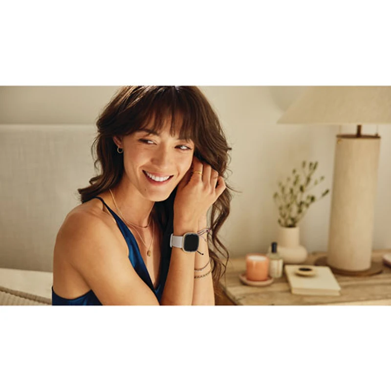 Montre intelligente Sense 2 de Fitbit avec moniteur de fréquence cardiaque - Blanc lunaire