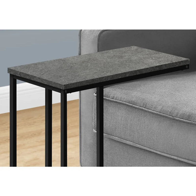 Table d'appoint rectangulaire contemporaine avec tablette en C de Monarch - Aspect de pierre grise