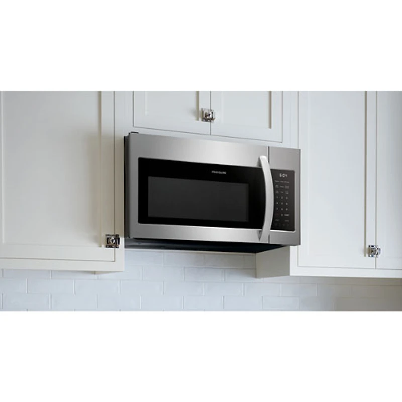 Four à micro-ondes à hotte intégrée de Frigidaire - 1,8 pi³ - Acier inoxydable