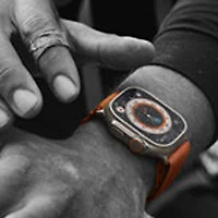 Apple Watch Ultra (GPS + connectivité cellulaire) avec boîtier de 49 mm en titane et bracelet alpin orange offert par Virgin Plus - Moyen