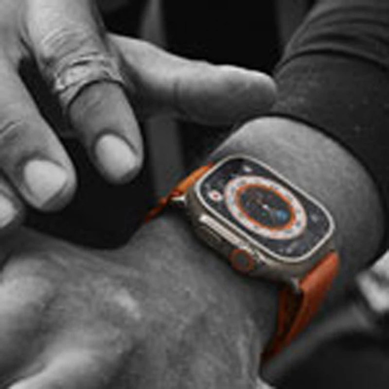 Apple Watch Ultra (GPS + connectivité cellulaire) avec boîtier de 49 mm en titane et bracelet alpin orange offert par Bell - Grand