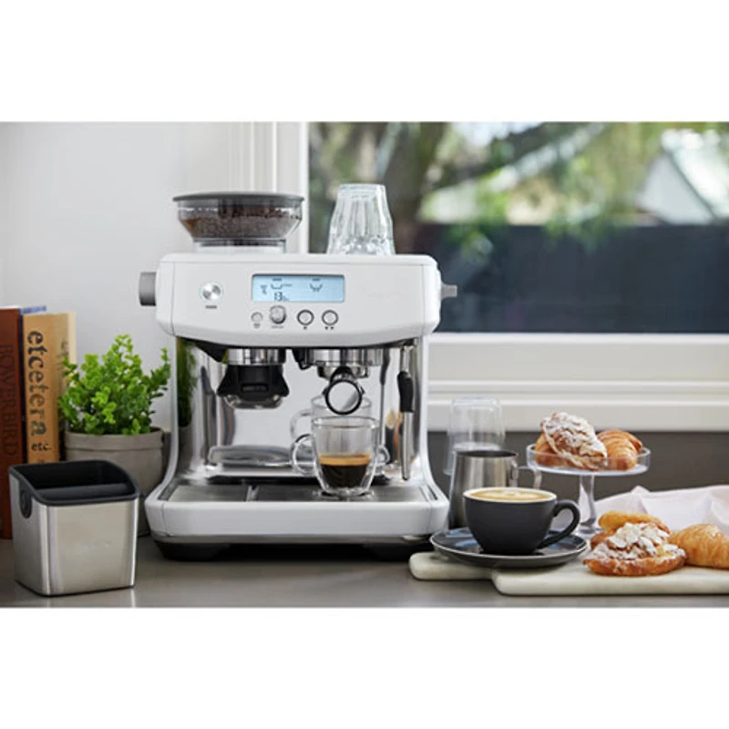 Remis à neuf (Bon état) - Machine à expresso Barista Pro de Breville avec moussoir et moulin à café - Sel de mer - Reconditionné par Breville