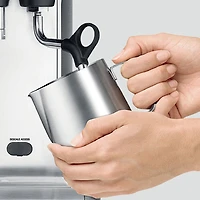 Remis à neuf (Bon état) - Machine à expresso Barista Pro de Breville avec moussoir et moulin à café - Truffe noire - Reconditionné par Breville