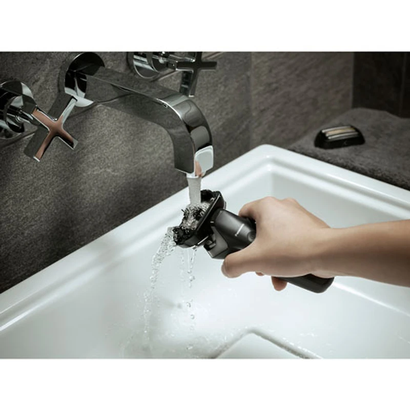 Rasoir rechargeable à 6 lames avec ou sans mousse et station de nettoyage/chargement de Panasonic (ESLS9A)