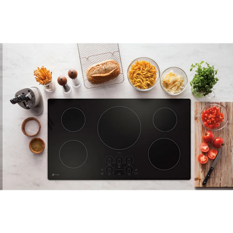 Surface de cuisson à induction de 36 po à 5 éléments Profile de GE (PHP7036DTBB) - Noir