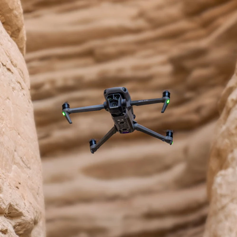 Ensemble Fly More Mavic 3 Pro de DJI avec télécommande et écran intégré (DJI RC Pro) - Gris