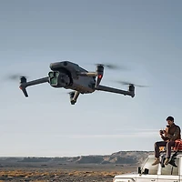 Ensemble Fly More Mavic 3 Pro de DJI avec télécommande et écran intégré (DJI RC Pro) - Gris