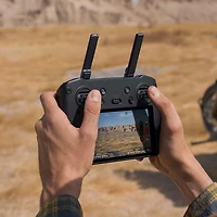 Ensemble Fly More Mavic 3 Pro de DJI avec télécommande et écran intégré (DJI RC Pro) - Gris