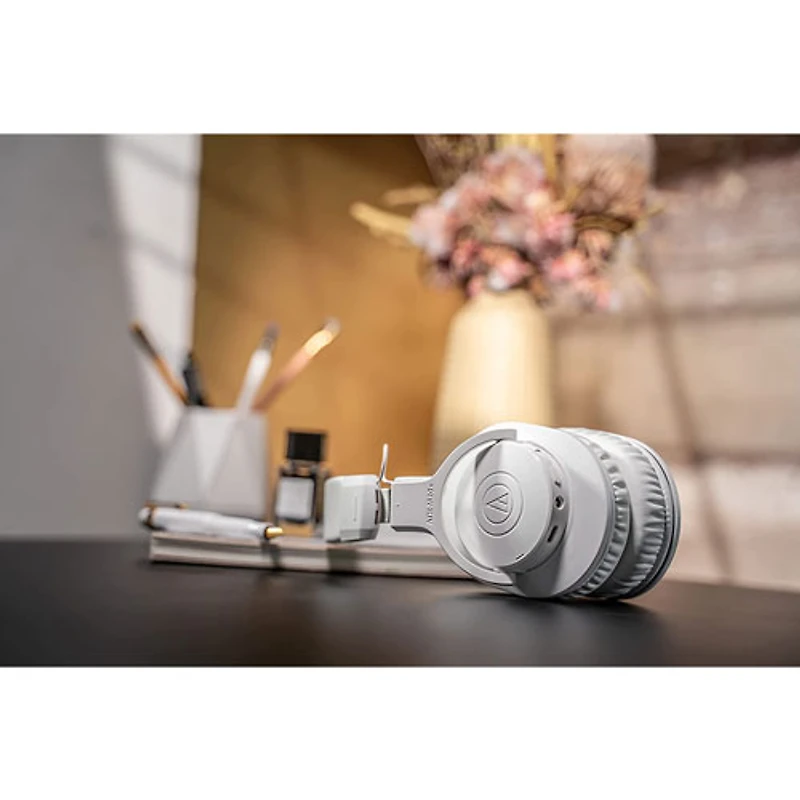 Casque de contrôle Bluetooth à isolation sonore ATH-M20xBT d'Audio Technica - Blanc