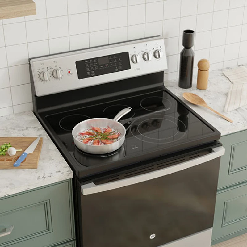Cuisinière électrique autonome à 5 éléments à convection véritable et friture à l'air sans préchauffage de 5,0 pi³ et de 30 po de GE (JCB840STSS) - Acier inoxydable