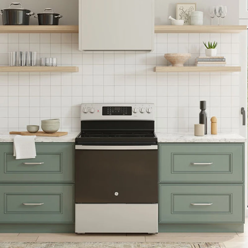 Cuisinière électrique autonome à 5 éléments à convection véritable et friture à l'air sans préchauffage de 5,0 pi³ et de 30 po de GE (JCB840STSS) - Acier inoxydable