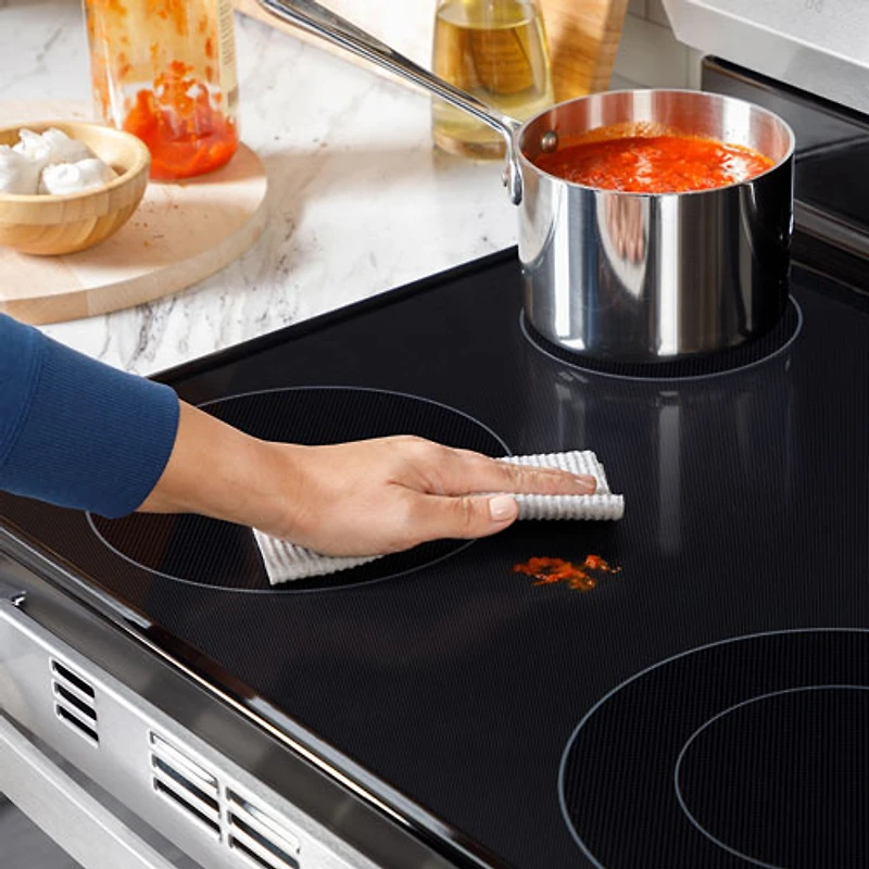 Cuisinière électrique autonome à 5 éléments à convection véritable et friture à l'air sans préchauffage de 5,0 pi³ et de 30 po de GE (JCB840STSS) - Acier inoxydable