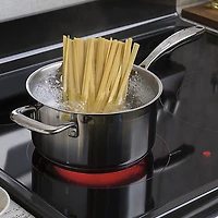 Cuisinière électrique autonome à 5 éléments avec convection véritable et friture à l'air 5,0 pi³ 30 po de GE (JCB840ETES) - Ardoise