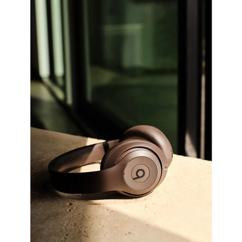 Casque d'écoute Bluetooth à suppression du bruit Studio Pro de Beats By Dr. Dre - Brun foncé