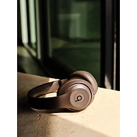 Casque d'écoute Bluetooth à suppression du bruit Studio Pro de Beats By Dr. Dre - Brun foncé